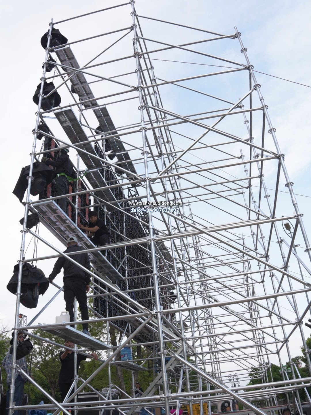 ​Cung cấp layer truss treo âm thanh ánh sáng